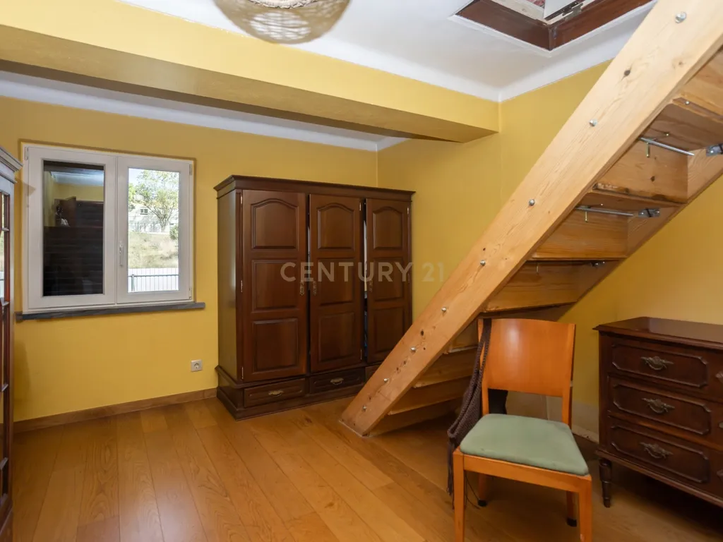 Duas moradias, um terreno com 650 m² e uma vista privilegiada para a Serra de Sintra - Image 58