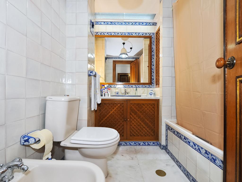 Espaçoso apartamento T4 em Condomínio Fechado, segurança 24h, na zona das Laranjeiras, na Calçada Palma de Baixo, perto das universidades - Image 27