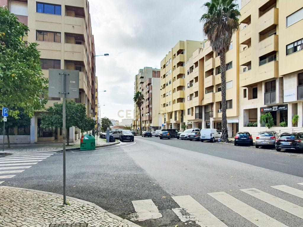 Escritório/Consultório para arrendamento | Excelente Localização | Zona Premium de Telheiras | - Image 21