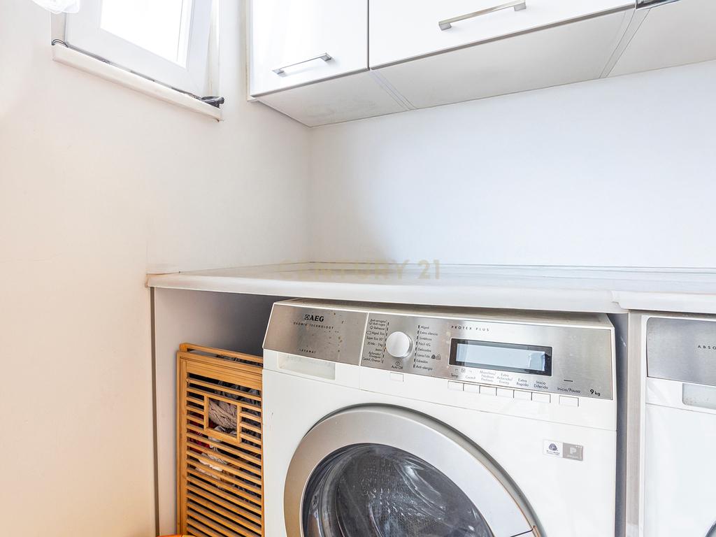 Apartamento T4 Duplex Renovado em Arroios, Lisboa - Image 27