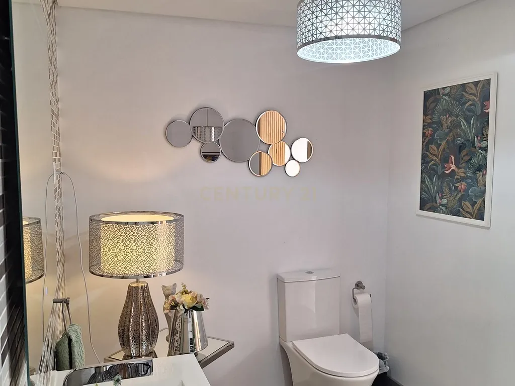 Apresentamos esta moradia T3, com 99 m² de área urbana, inserida num generoso terreno misto com 4.080 m², localizada em Covas de Coina, Barreiro. - Image 8