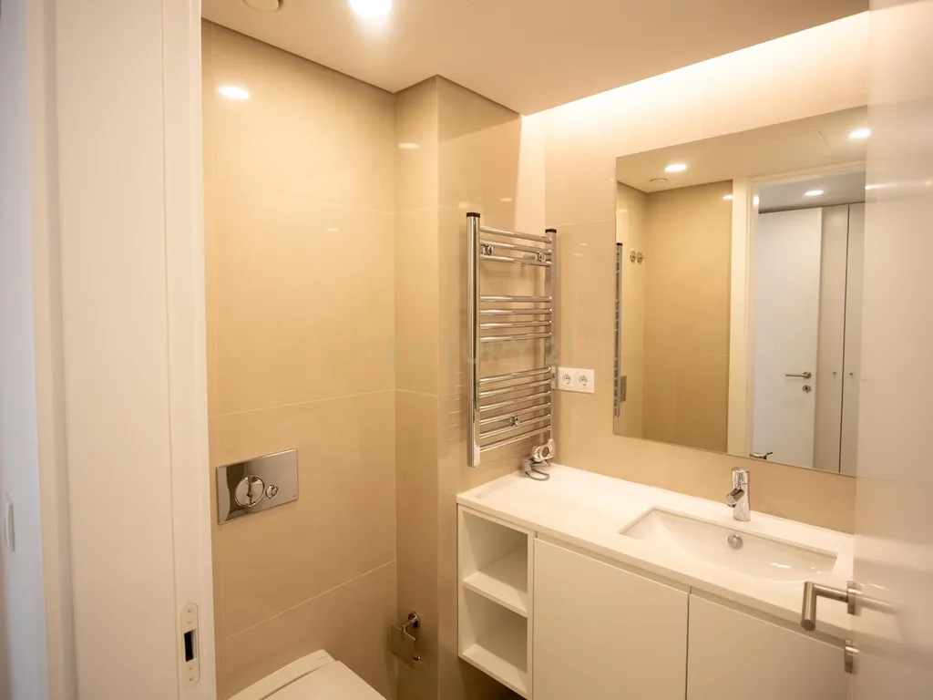 Apartamento T3 com estacionamento e piscina - Areeiro - Image 11