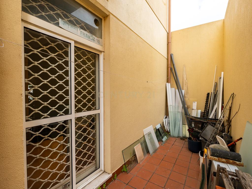 Loja comercial de esquina no Lumiar – junto ao Colégio Planalto - Image 25