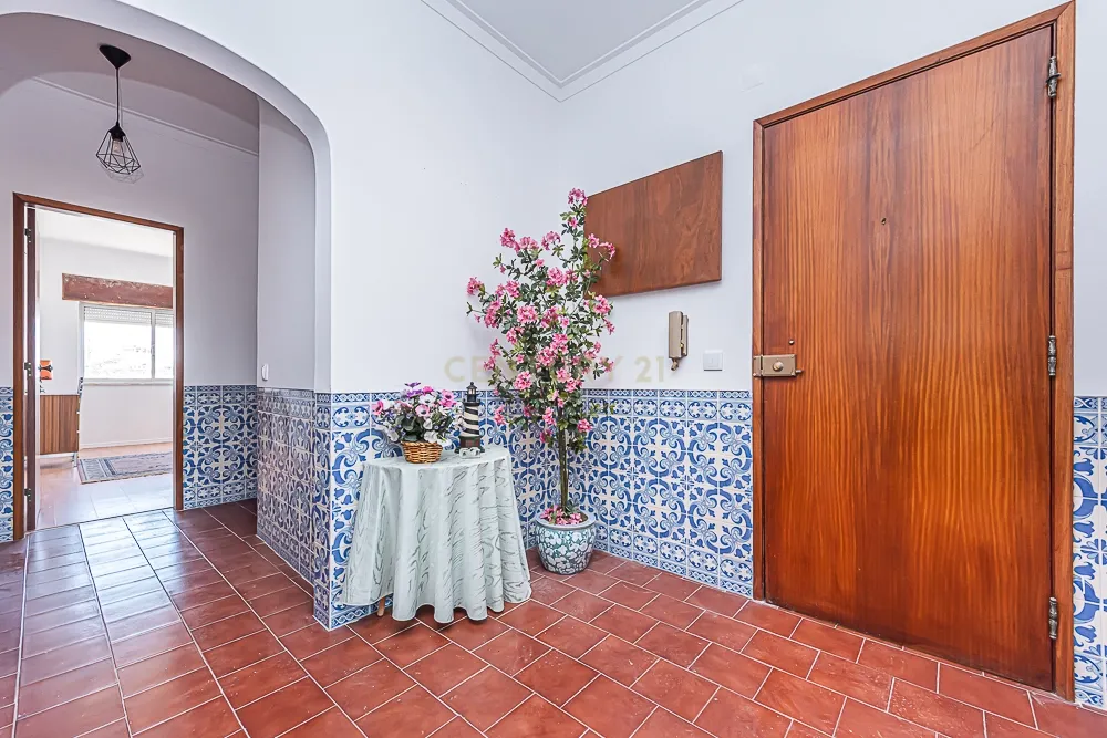 Apartamento T3 em bom estado de conservação com áreas generosas, S. Sebastião, Setúbal - Image 9