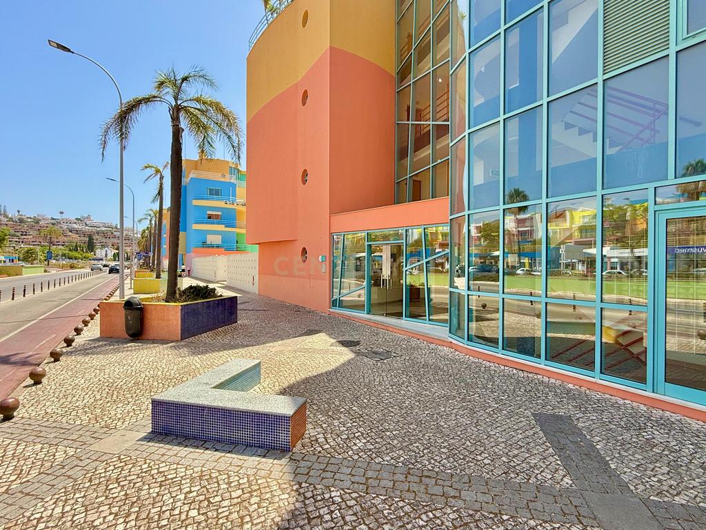 Apartamento T1, na 1a linha sobre a Marina de Albufeira, com garagem e piscina. - Image 2