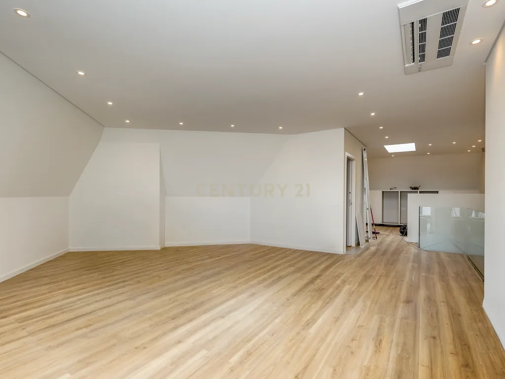 Viva o privilégio do Tejo: T3 Duplex exclusivo no coração de Santa Iria de Azóia! - Image 11