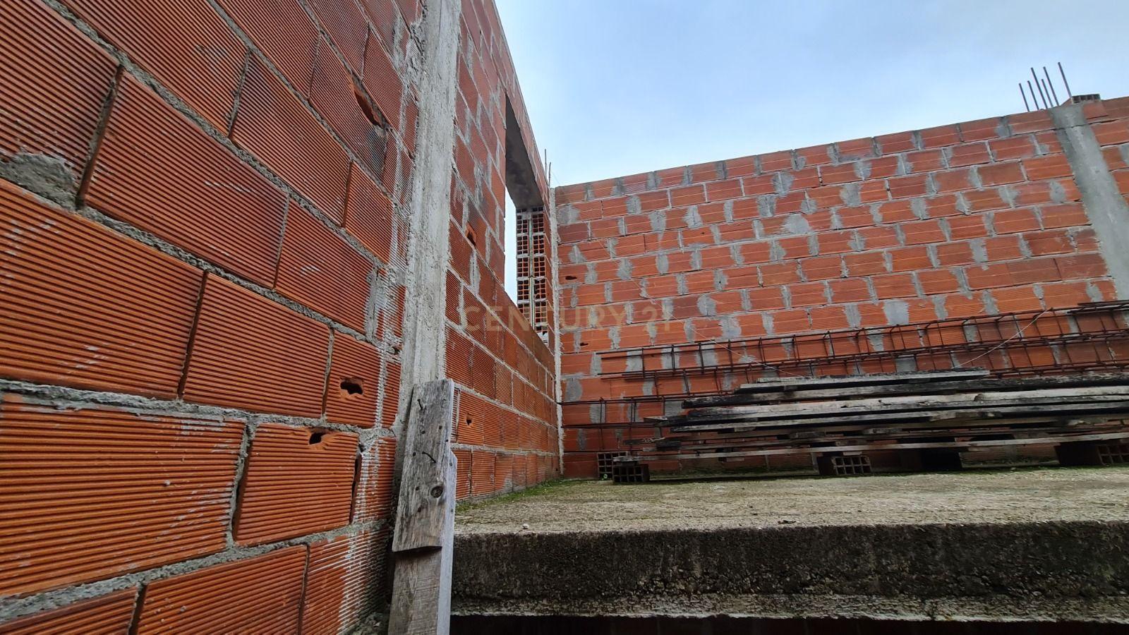 Fotografia 2 de Terreno com Construção de 48m² no Cartaxo – Excelente Oportunidade com Potencial