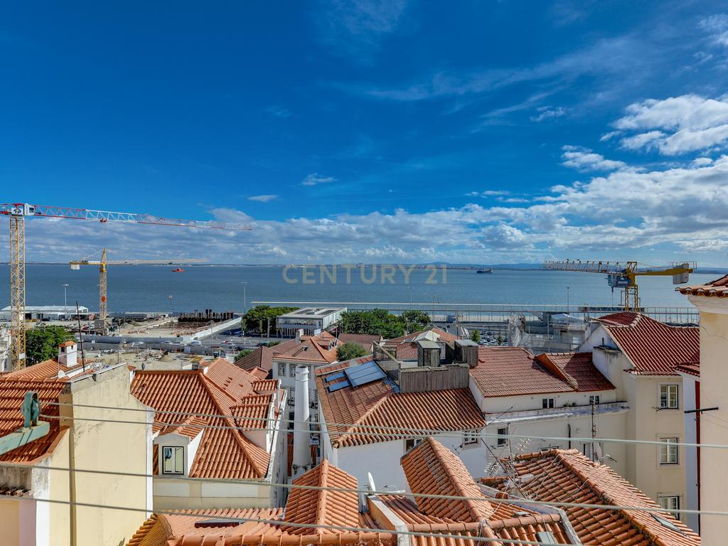 T2 DUPLEX EM ALFAMA COM VISTA PARA ARRENDAR - Image 1
