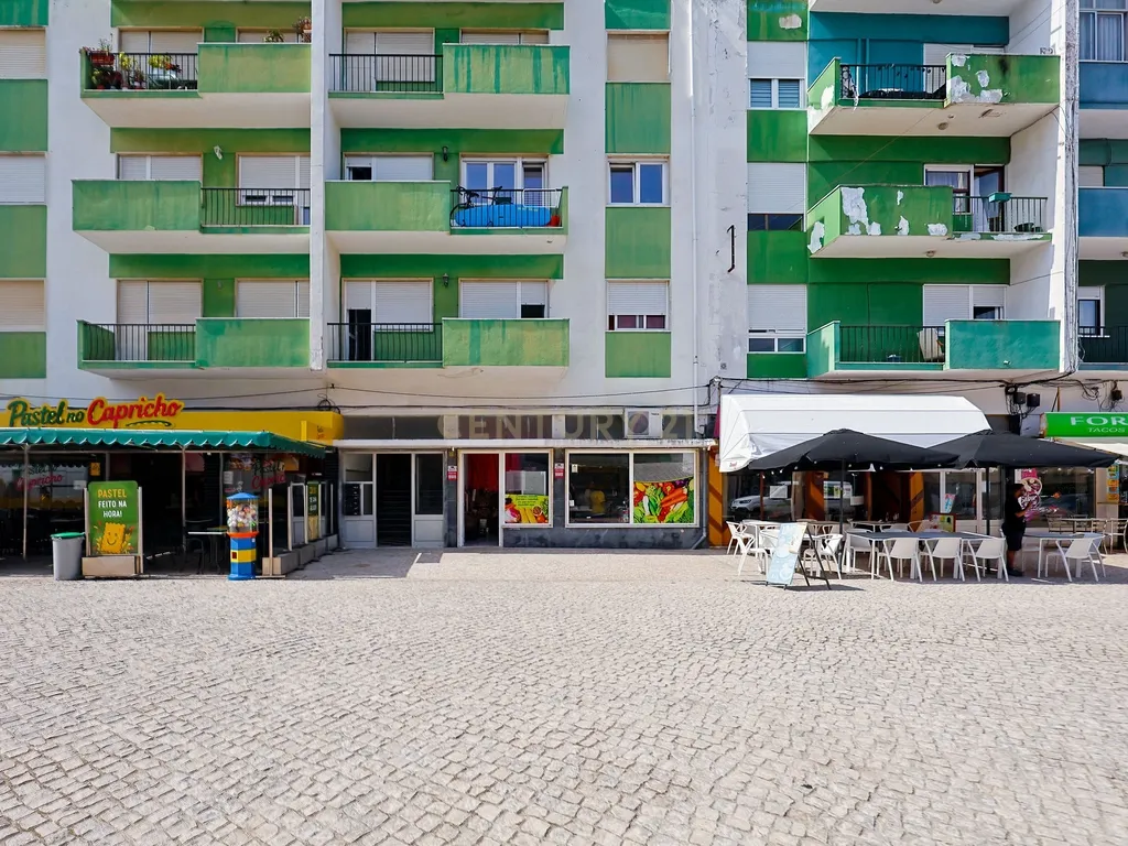 Apartamento T2, com Varanda e Terraço, Centro da Costa de Caparica. - Image 24