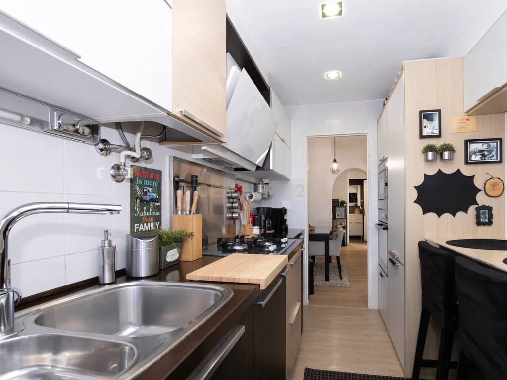 T2 totalmente remodelado em Queluz | Pronto a habitar | Elevador e varanda - Image 18