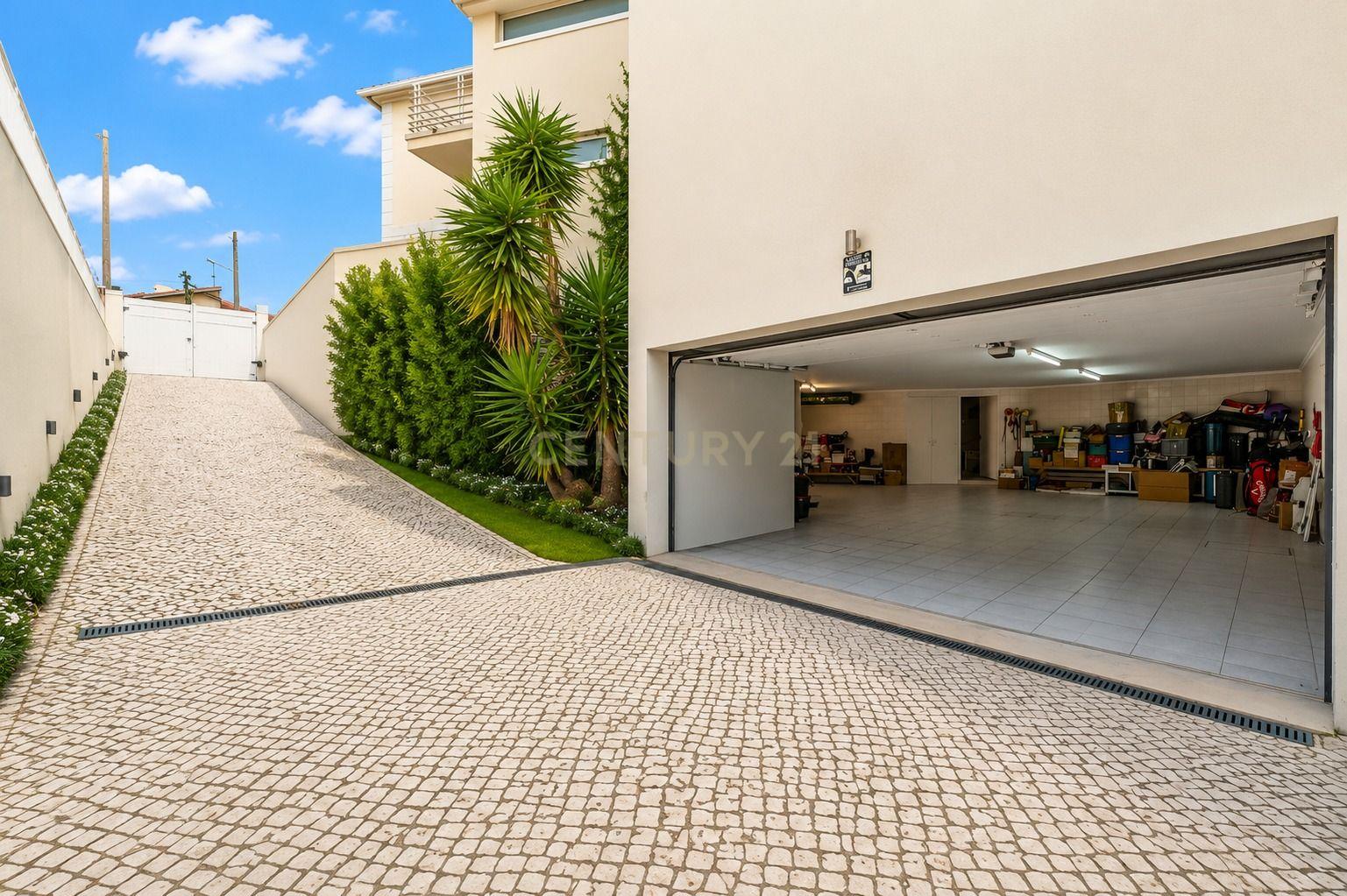 Fotografia 11 de Moradia Isolada T5+1 com Piscina | 3 Suites | Garagem Box | Lote 585m2 | AC | A 8 Minutos a Pé do King's College | Cascais | Torre | Birre | Cobre
