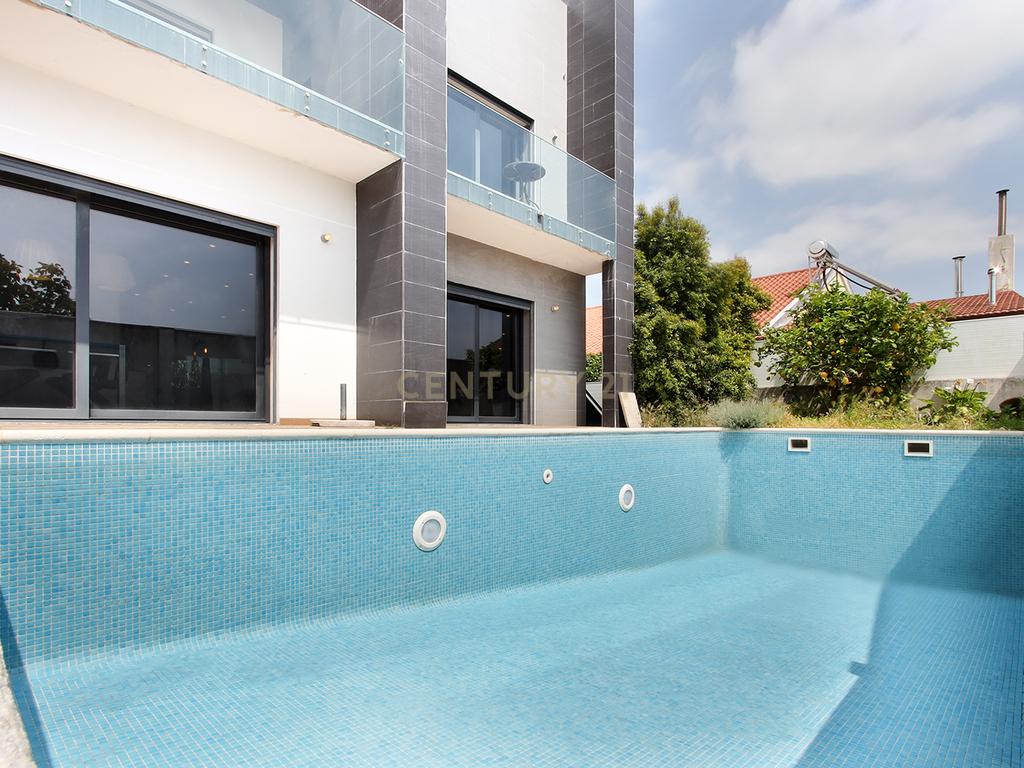 Moradia Isolada T4 Moderna com Piscina Privada, Jardim e Garagem Ampla na Pontinha - Image 45