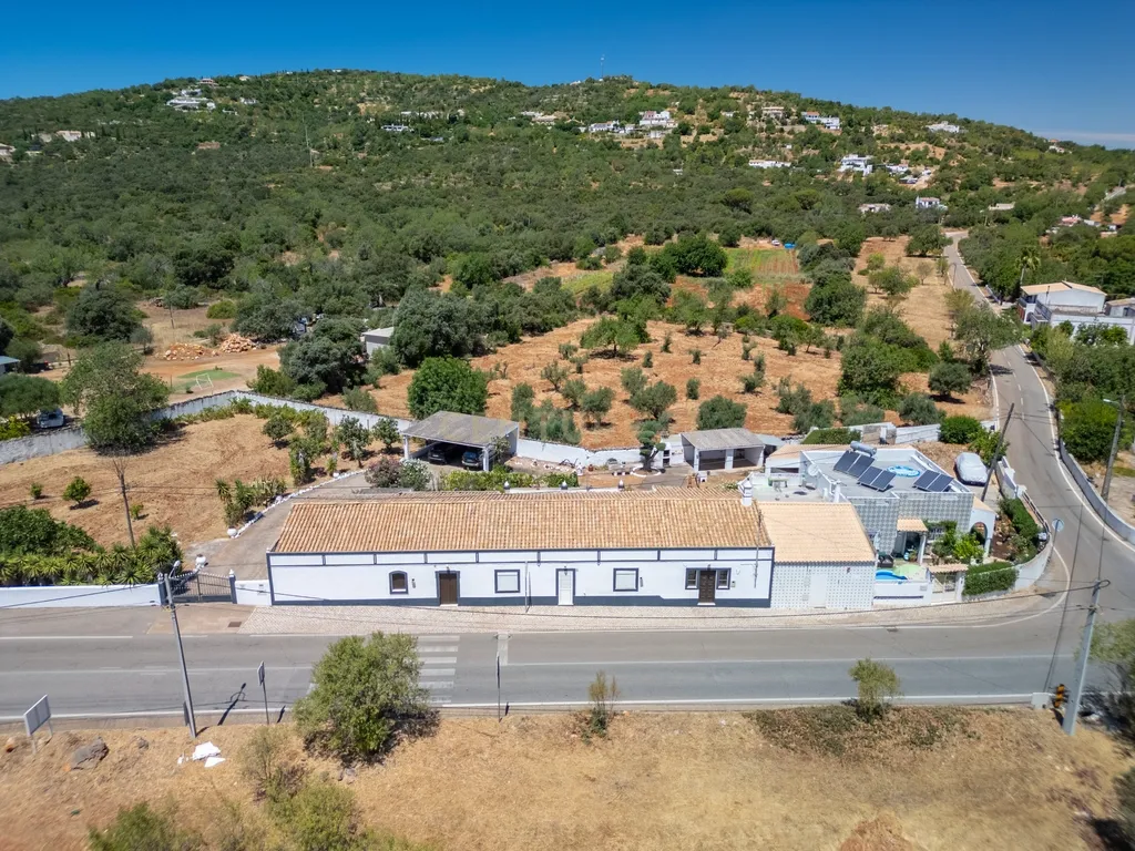 Encantadora Moradia com 7 Divisões em Parragil Loulé com Vista Campestre - Image 1