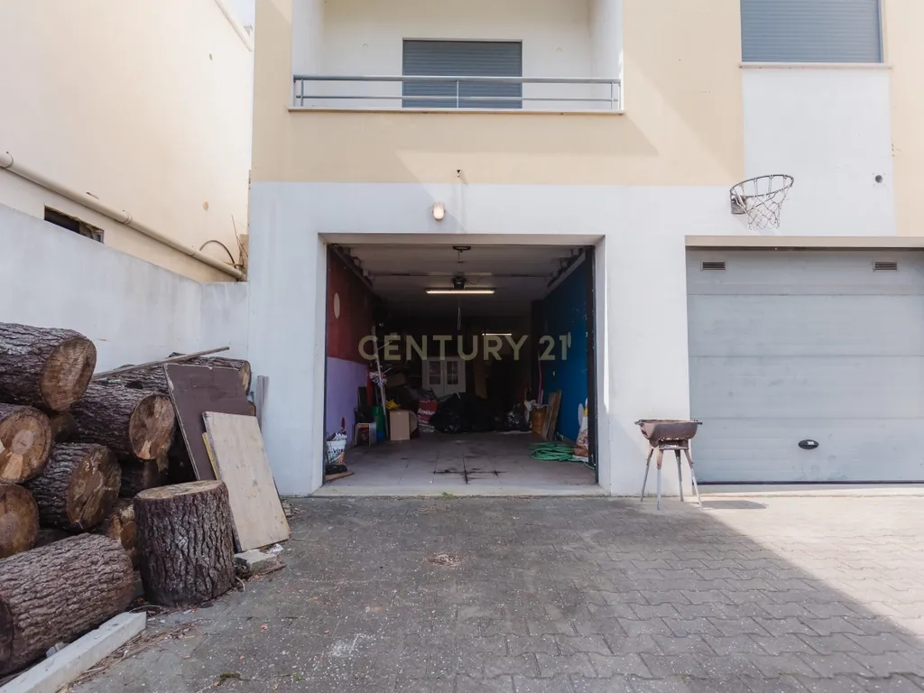 Apartamento T3 com áreas extraordinárias, garagem para 2 carros e perto da praia! - Image 30