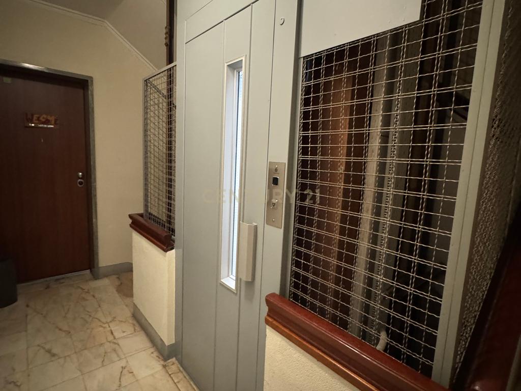Apartamento T4 em Almada em frente ao metro de superfície! - Image 11