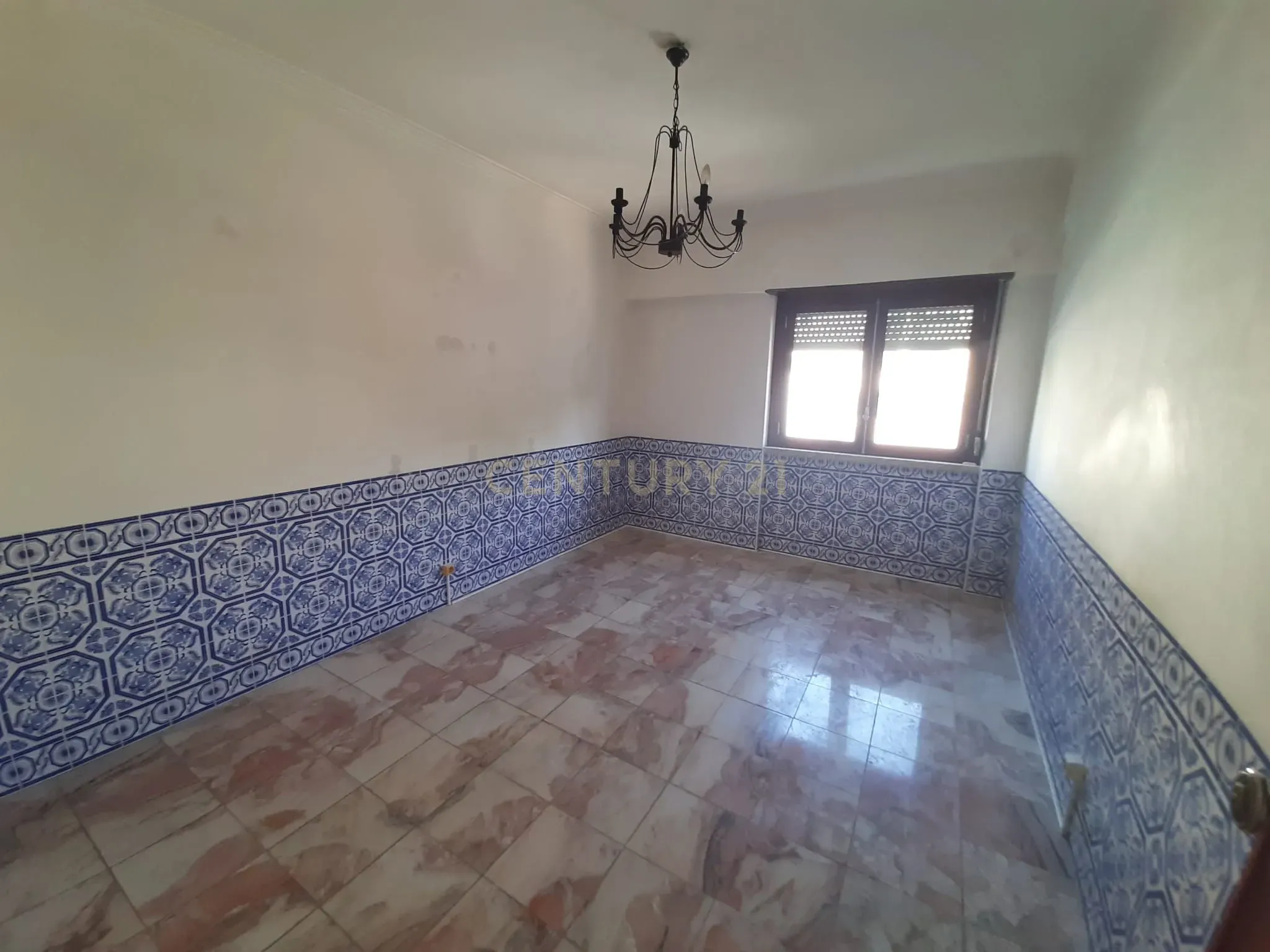 Oportunidade Única em Carnaxide - T3 - Imóvel para remodelar com Excelente Localização - Image 2