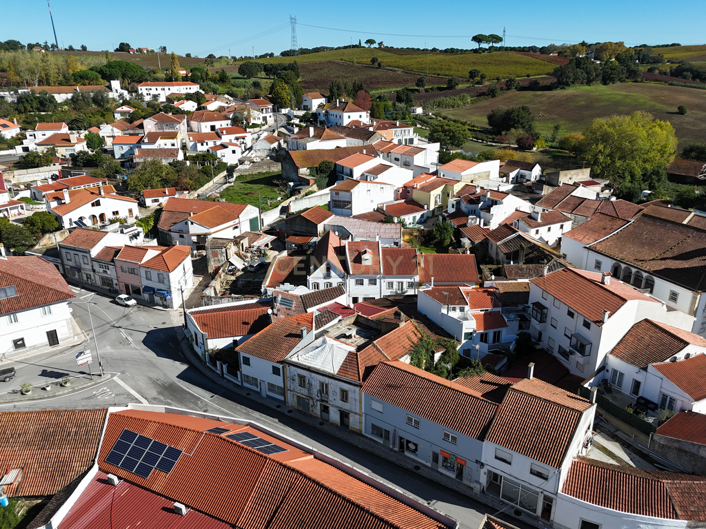 Imóvel comercial no centro da Merceana concelho de Alenquer, composto por dois pisos de 160 m² cada - Image 17