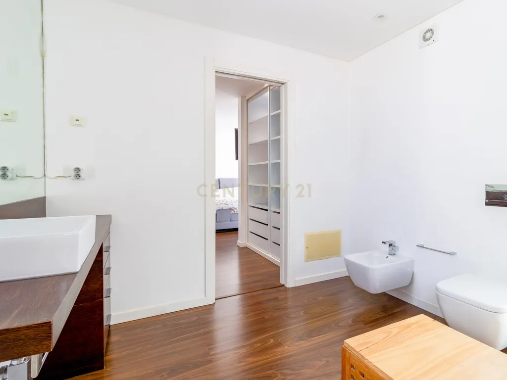 Casa de Luxo com Jardim Piscina e Jacuzzi na Marinha Grande - Image 25