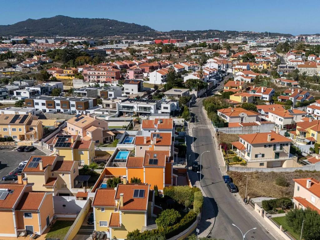 Moradia Independente T4+1 com Piscina, 321 m² de Construção e Garagem para 5 Viaturas | Albarraque, Rio de Mouro - Image 53