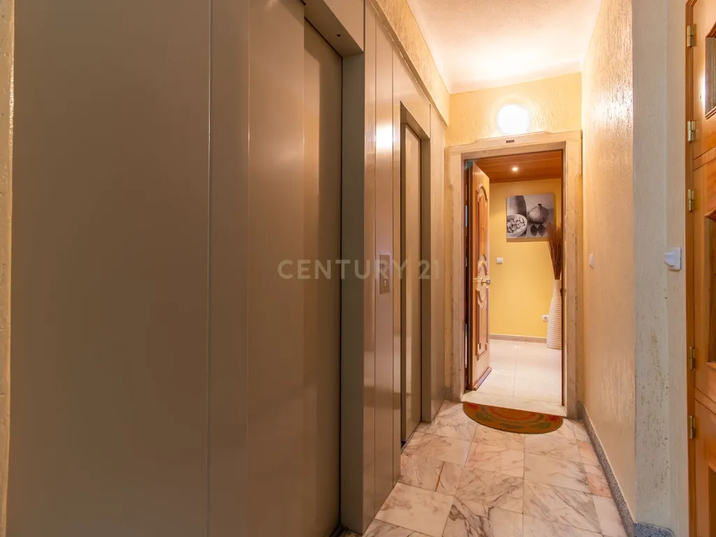 Apartamento T2 com suíte, varandas e garagem-  Cacém - Image 18