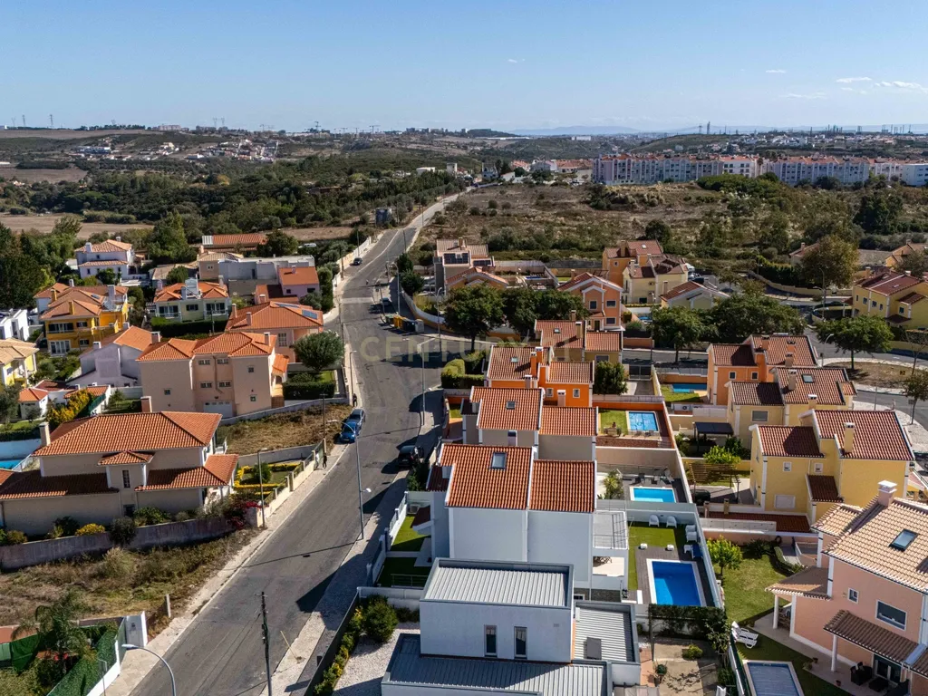 Moradia Independente T4+1 com Piscina, 321 m² de Construção e Garagem para 5 Viaturas | Albarraque, Rio de Mouro - Image 50