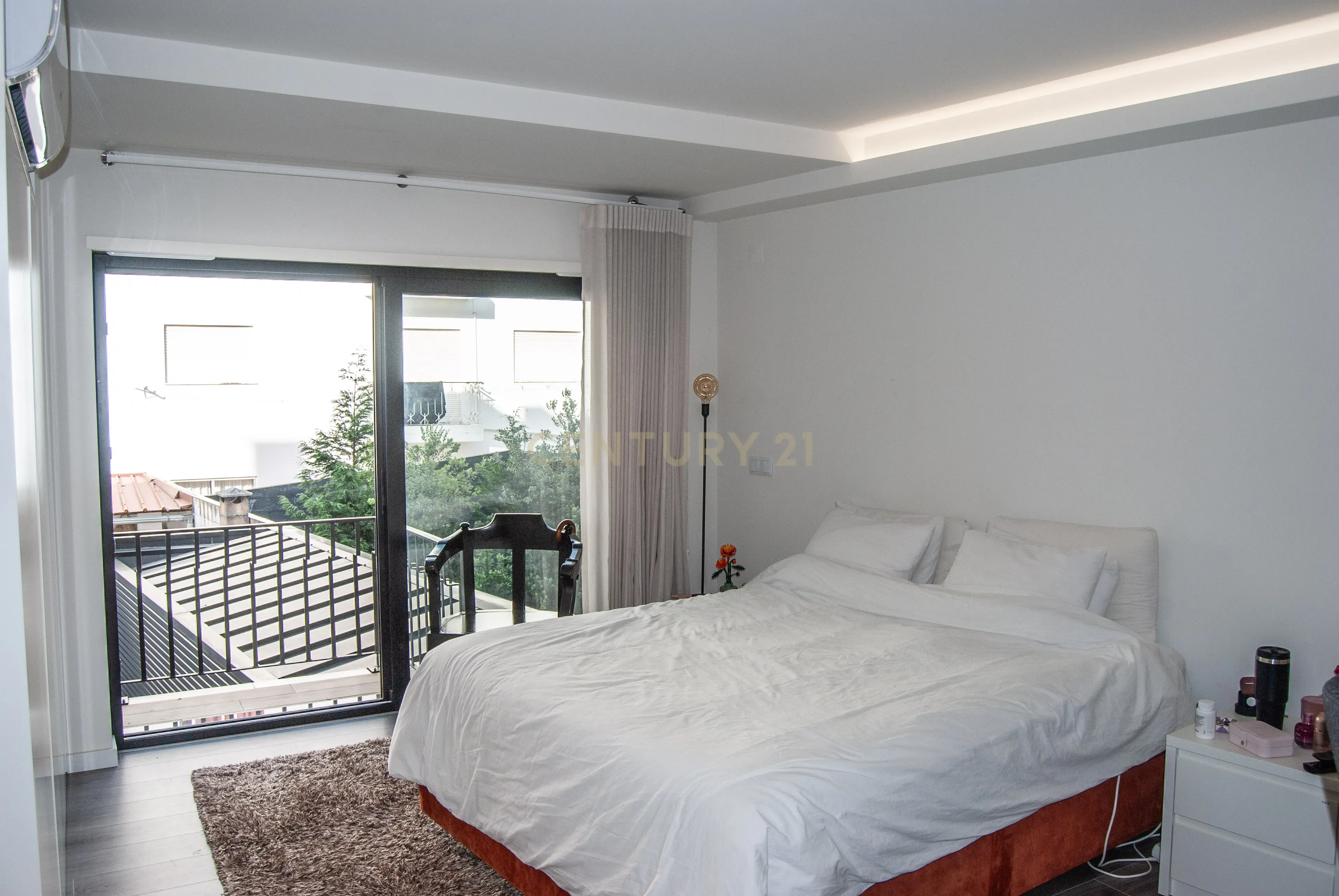 Apartamento T0 Mobilado com varanda - Zona central de Aveiro - Image 9
