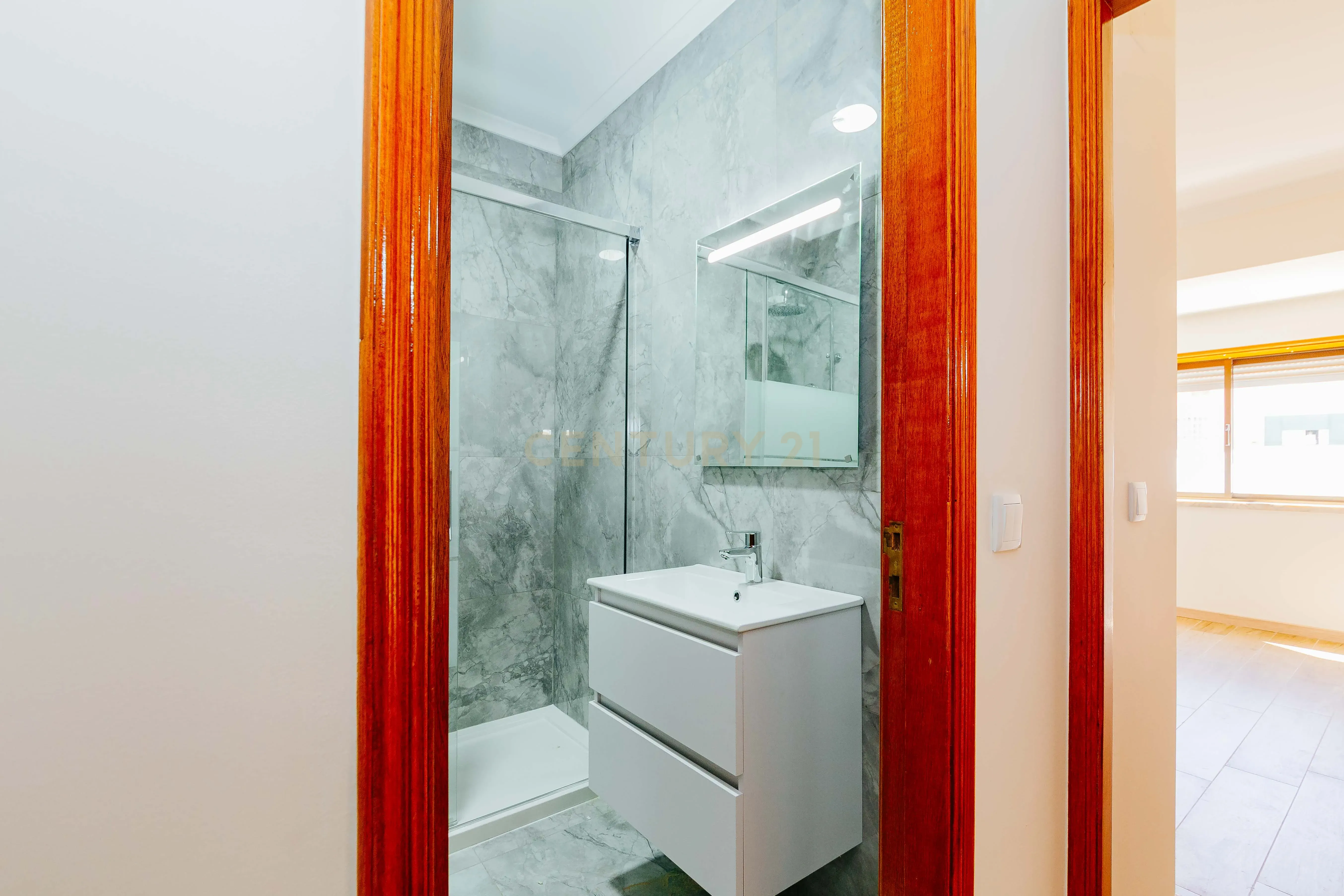 Apartamento T3 Renovado com Vista Rio em Santa Apolónia – Viva no Coração de Lisboa - Image 45