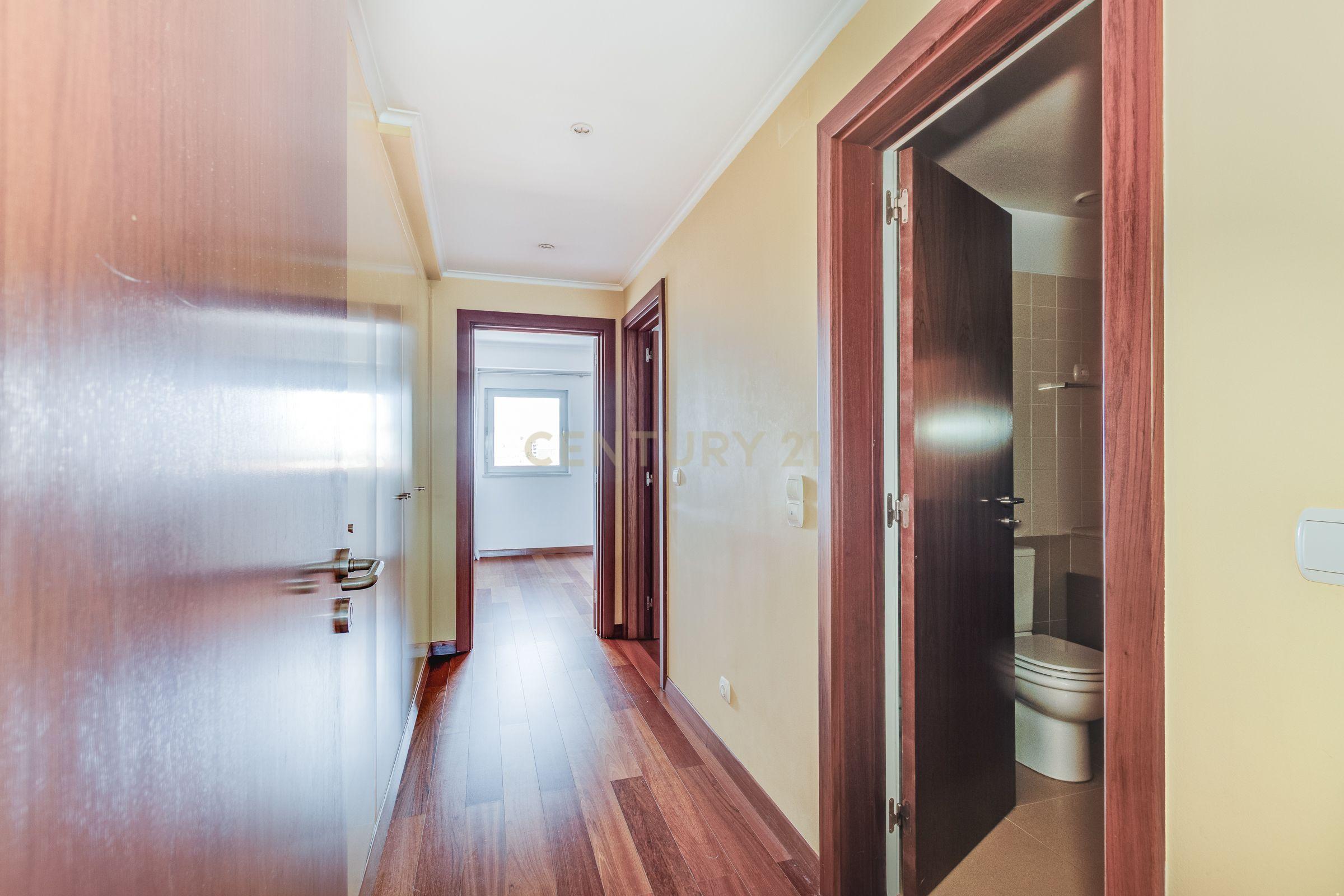 Apartamento T2 com Vista Panorâmica em Lisboa - Image 14