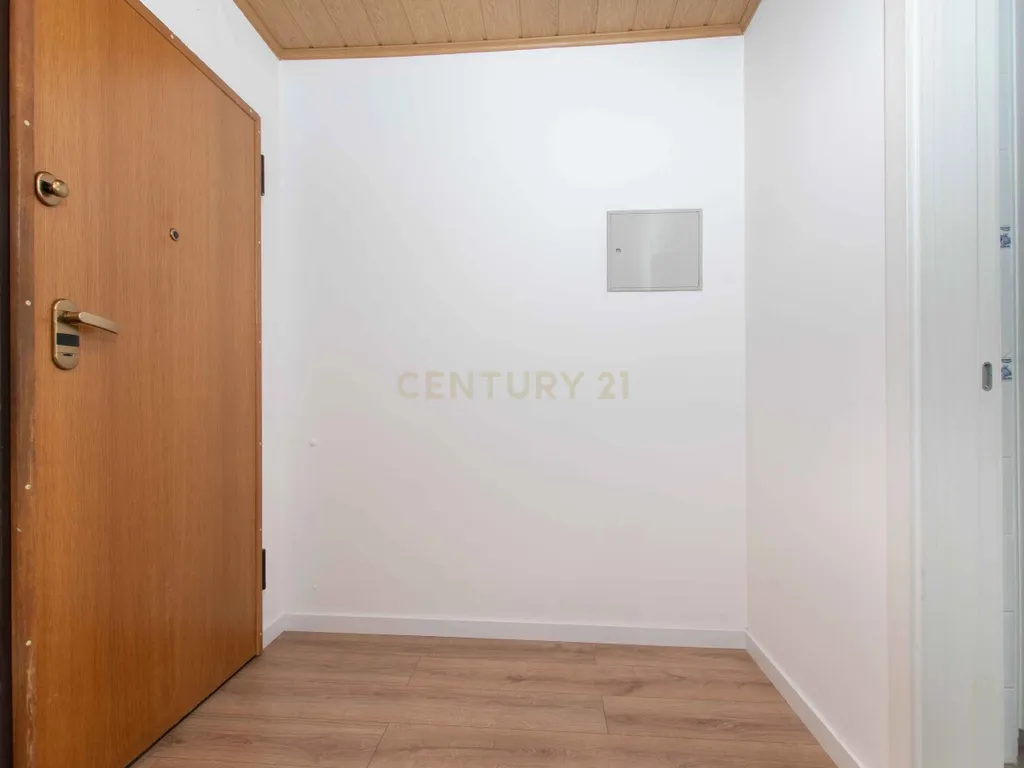 Apartamento T3 com Parqueamento e Arrecadação - Image 9