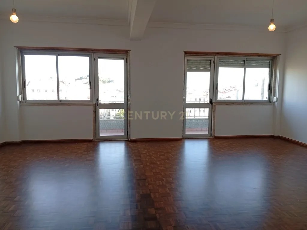 Apartamento T2 na Alameda - Image 1