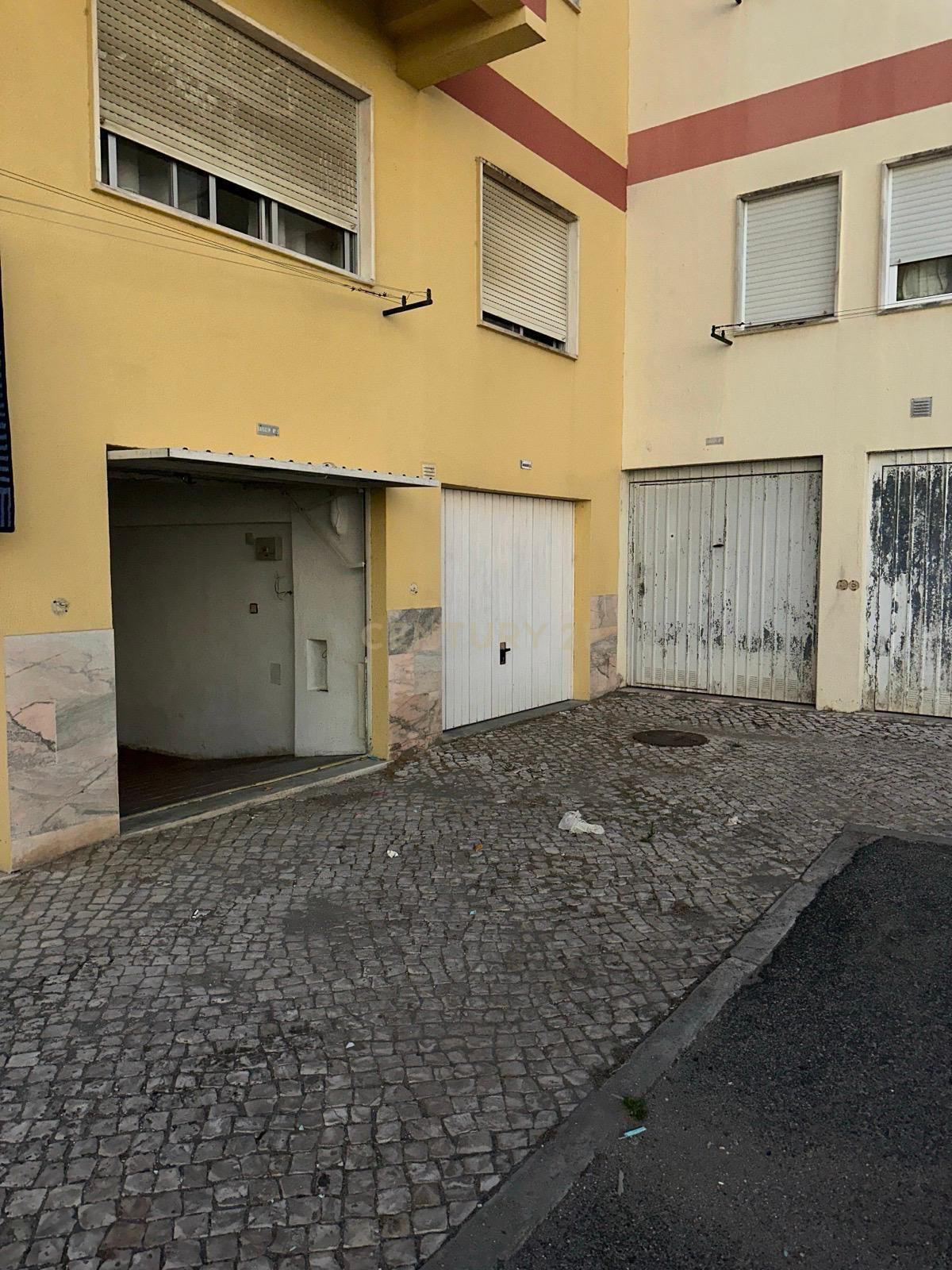 Garagem em Mem Martins - Image 2