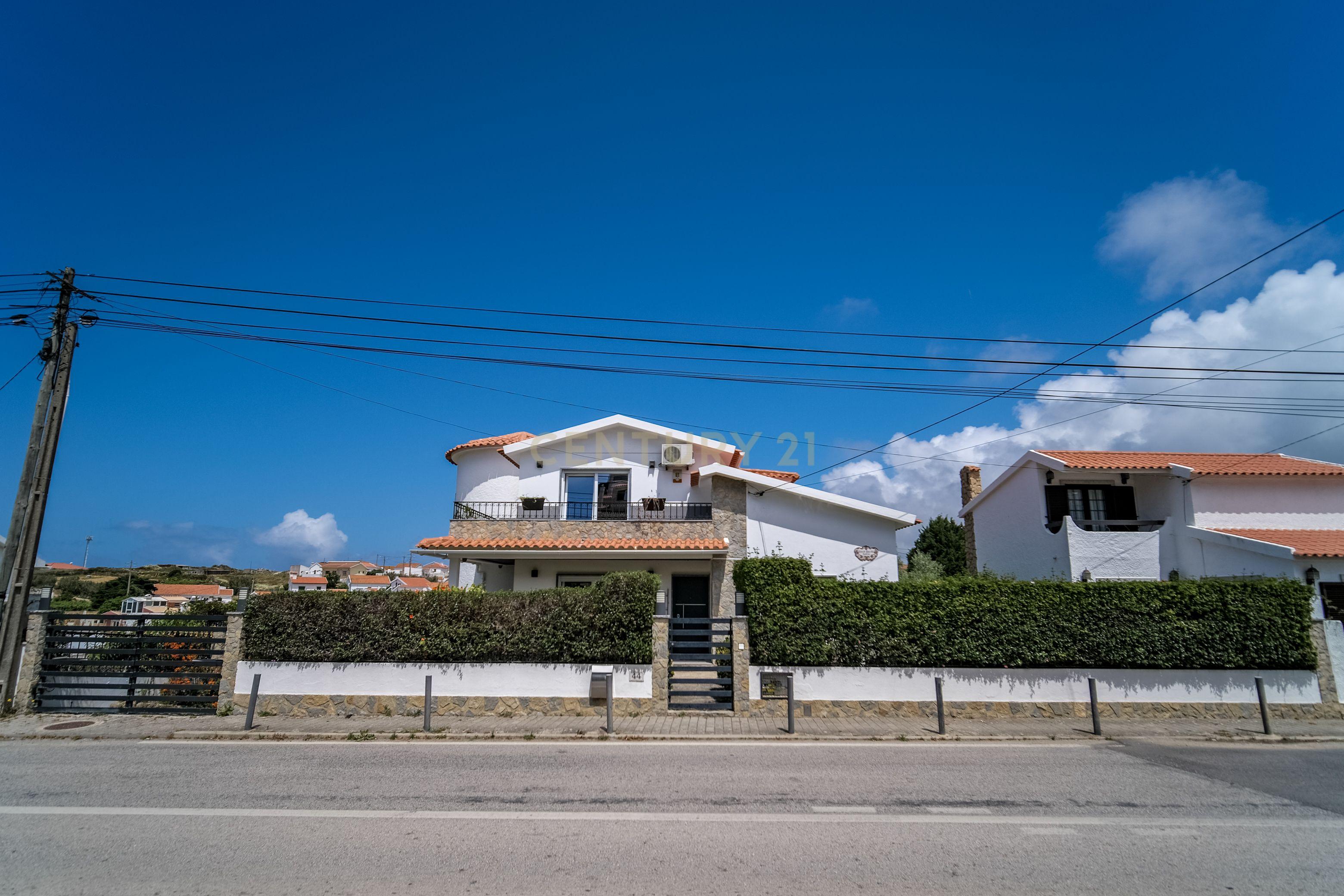 Moradia T5 totalmente renovada, com piscina, 15 minutos a pé da Praia de S. Julião, na Carvoeira, Ericeira, Mafra - Image 3