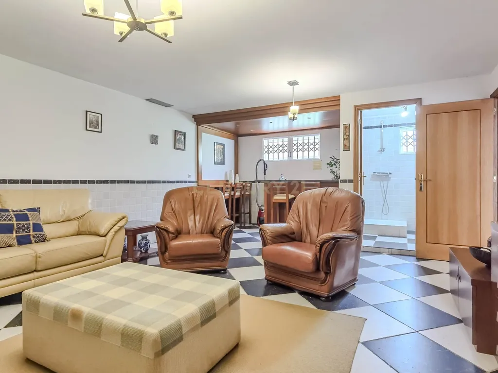 Moradia T4 de 4 Frentes com Jardim, Cozinha Regional e Garagem – Custoias, Matosinhos - Image 29