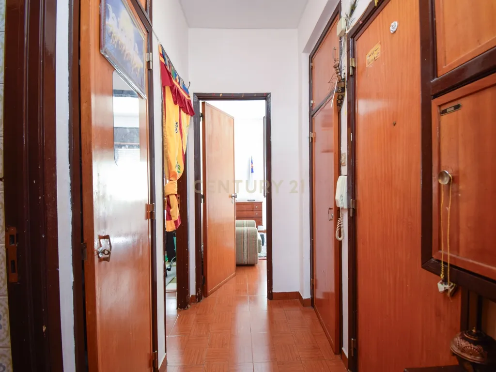 Apartamento T2 em zona central, inserido em prédio com 2 elevadores - Image 9