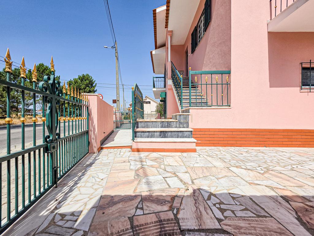 Moradia T3 + Loja em Fernão Ferro, Seixal - Oportunidade Única! - Image 9