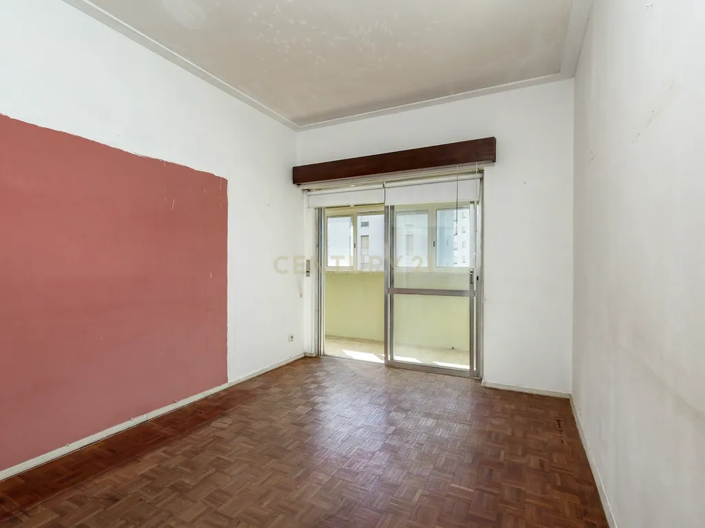 Apartamento T4 com 129 m² e estacionamento — Calçada do Tojal, oportunidade para remodelação total - Image 8