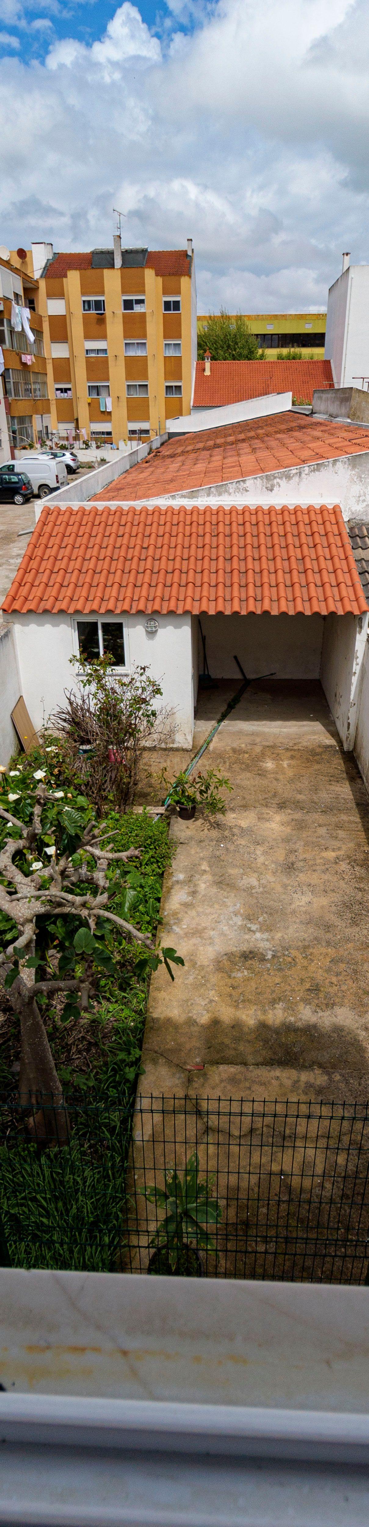 1º andar de moradia T2+1 Remodelado em Pinhal Novo, centro, com Jardim e arrecadação. Estacionamento fácil. - Image 35