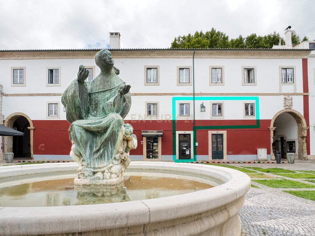 Espaço Comercial ou Habitação com História no Coração de Alcobaça - Image 1