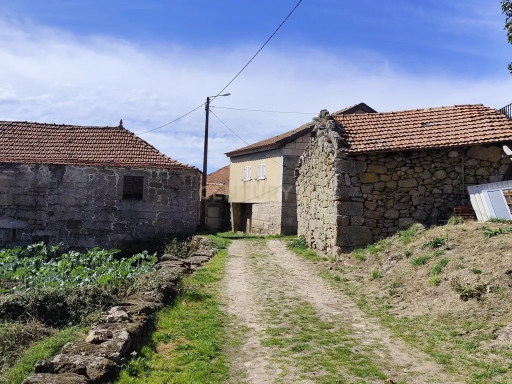 MORADIA COM TERRENO E VISTAS PARA A ALBUFEIRA DO ALTO RABAGÃO - Image 35
