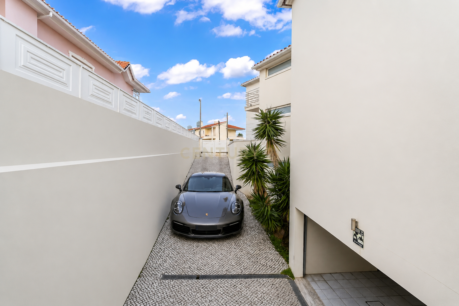 Fotografia 12 de Moradia Isolada T5+1 com Piscina | 3 Suites | Garagem Box | Lote 585m2 | AC | A 8 Minutos a Pé do King's College | Cascais | Torre | Birre | Cobre