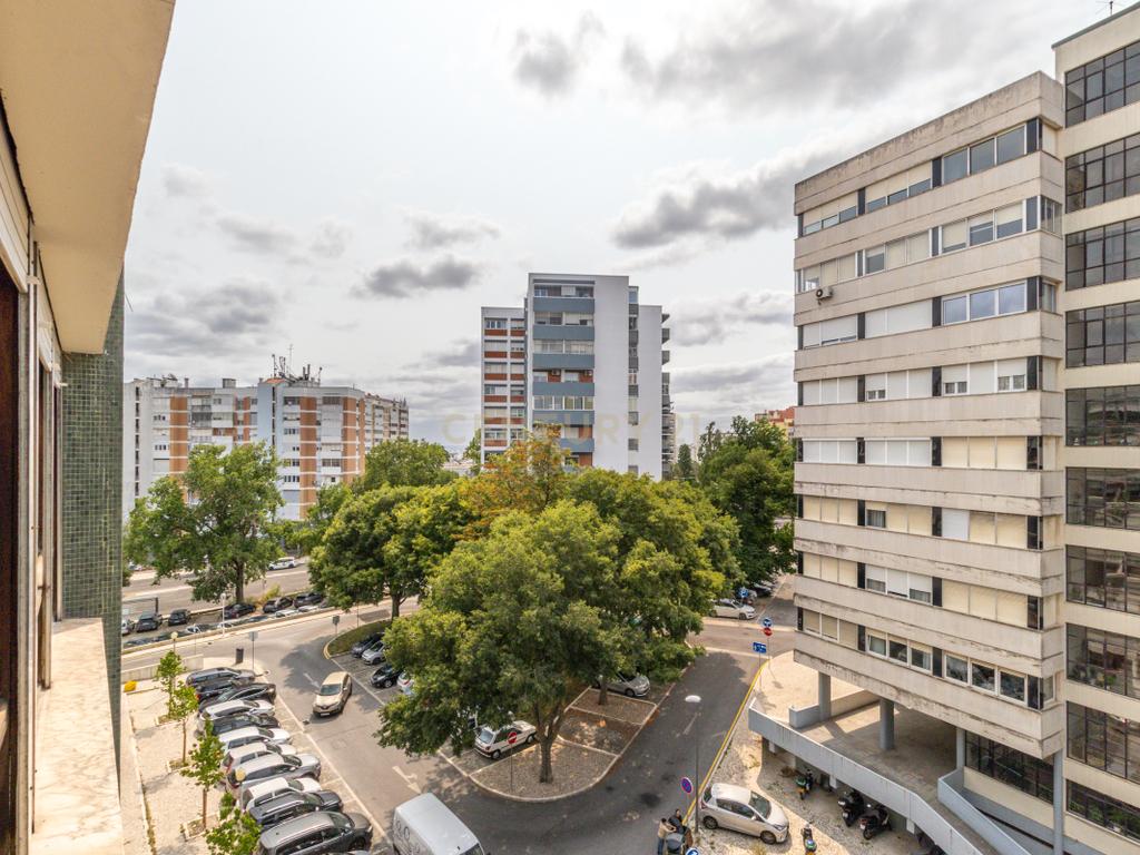 Apartamento T4 com Boas Áreas - Prt Av. Cidade Lourenço Marques - Olivais - Image 29