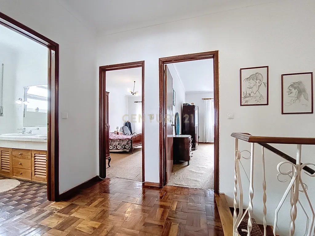 Casa Espetacular em Ponta Delgada com Jardim e Garagem - Image 10