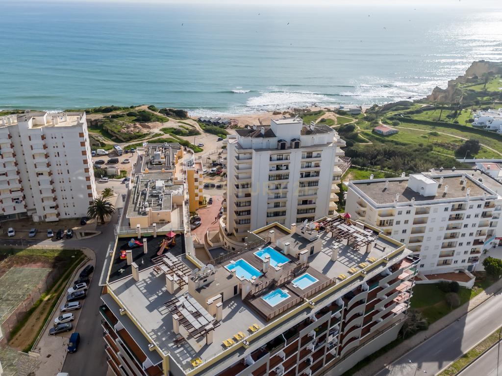 Apartamento T1 | Vista mar | Piscina | Estacionamento | Praia 100mt | Armação de Pera | Algarve - Image 32