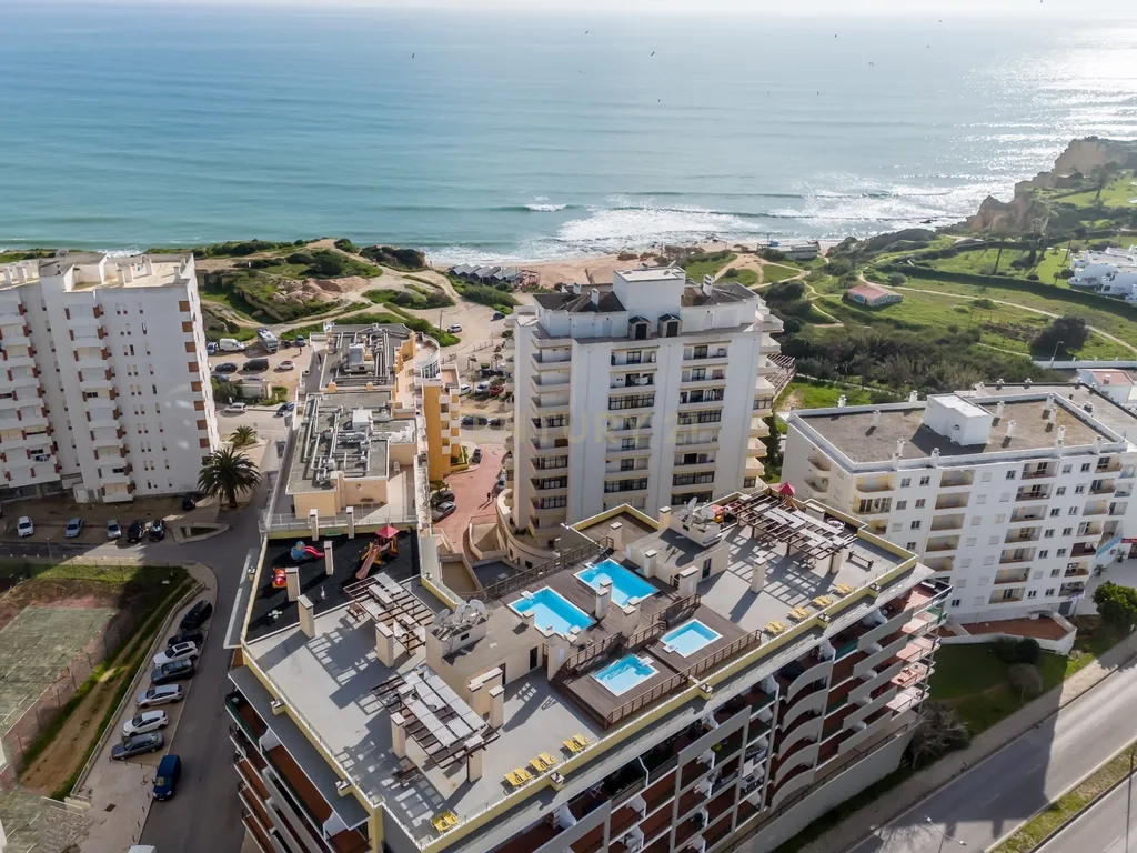 Apartamento T1 | Vista mar | Piscina | Estacionamento | Praia 100mt | Armação de Pera | Algarve - Image 32
