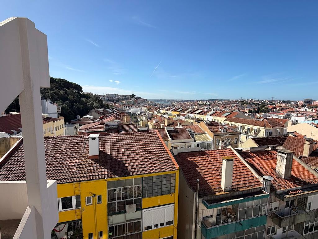 T4 em Arroios para remodelação com vista sobre Lisboa - Lisboa - Image 11
