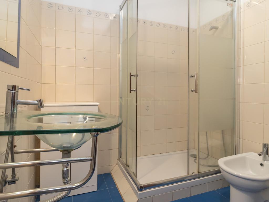 Apartamento T2 de 98m2 com Excelentes Áreas e 2 WC no Centro da Costa da Caparica - Image 4