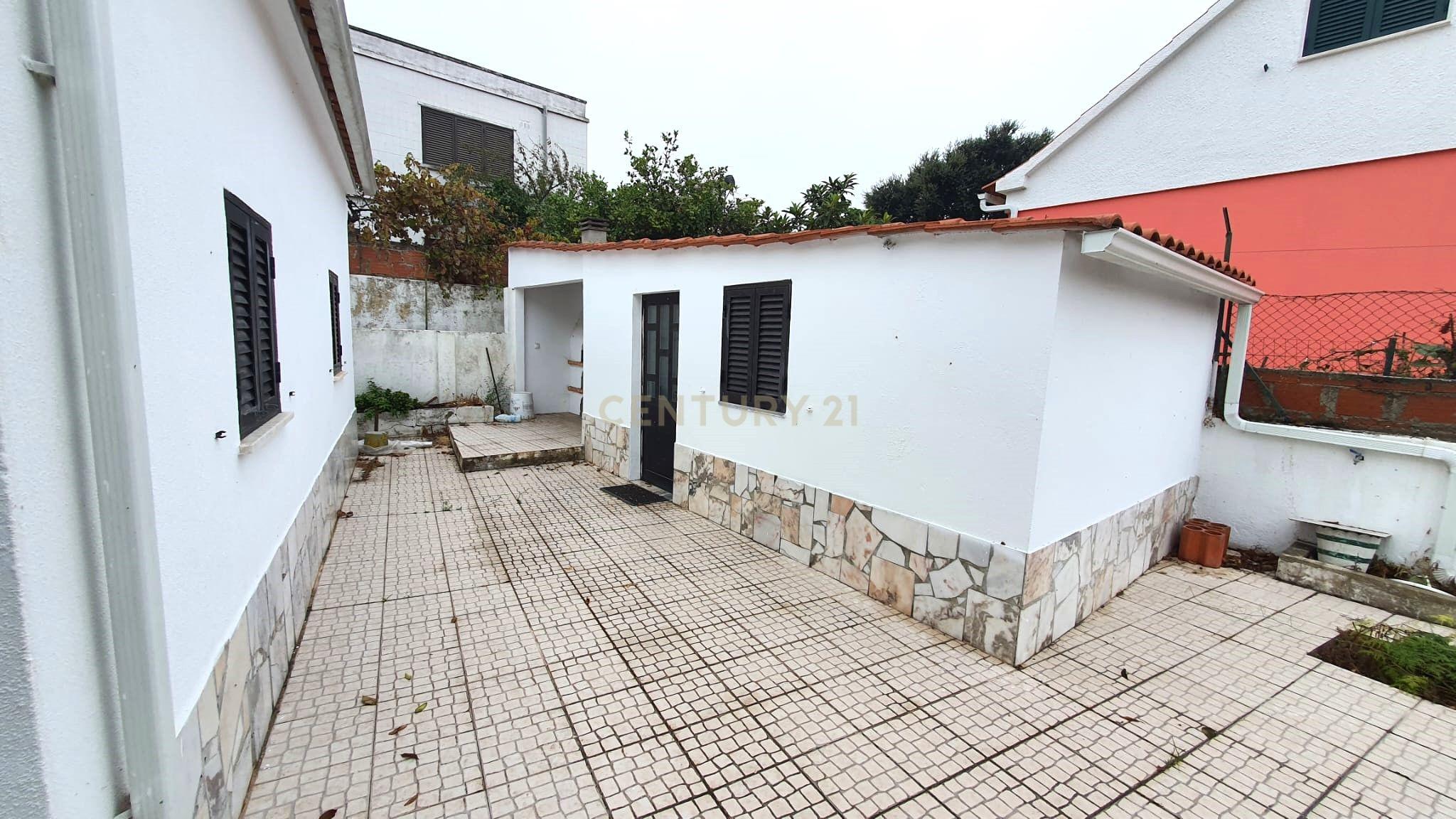 Moradia Térrea nas Quintinhas inserida num lote de 264m2 - Charneca Caparica - Image 16