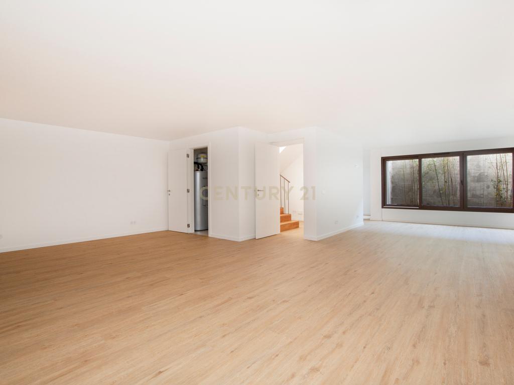 Moradia T3+1 em Murches | Lote 340m² | Piscina | Jardim | Garagem - Image 17