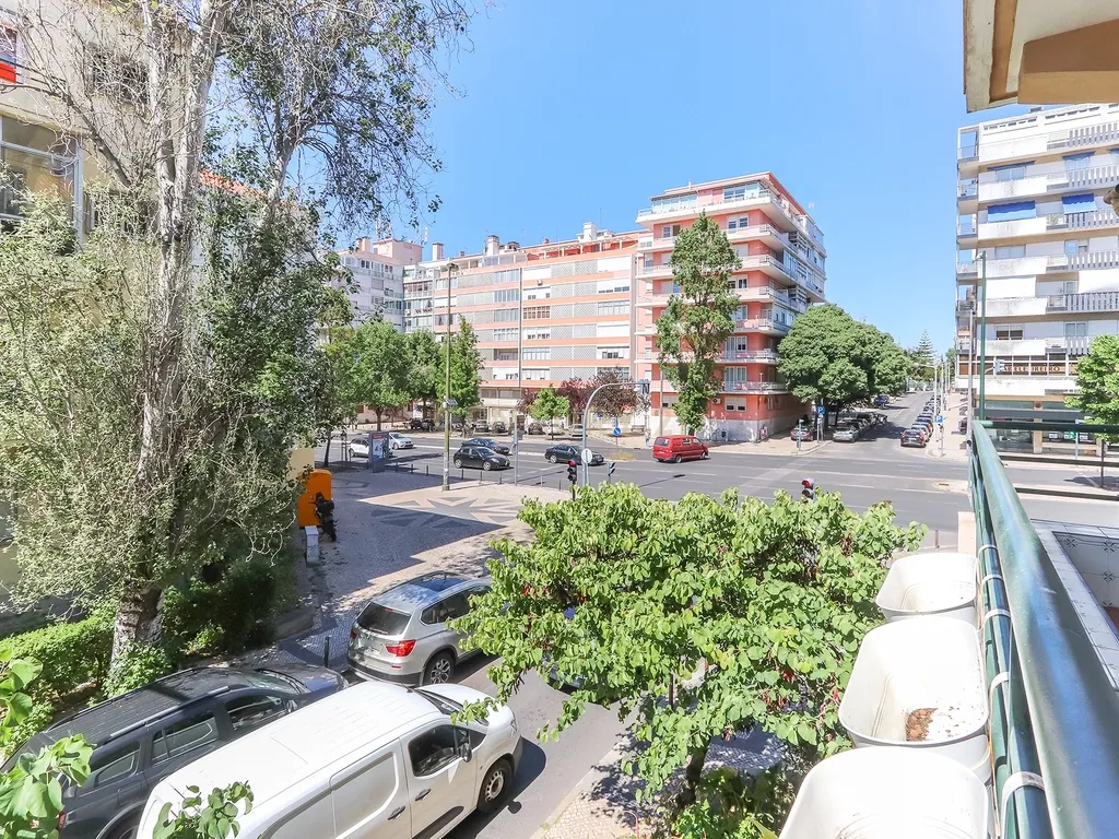 Apartamento T3 para arrendamento com varanda junto à Avenida de Roma | Prédio com "arte" - Image 31