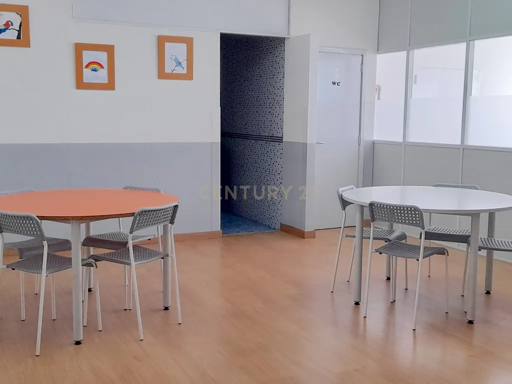 Grandioso Centro de Estudos em pleno funcionamento com diversos serviços no concelho de Matosinhos, Porto - Image 17
